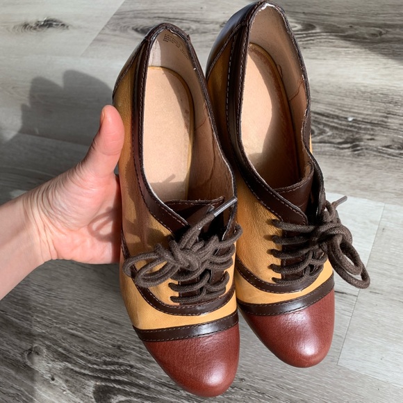 Hinge Retro Style Platform Block Heels, Size 6 - Picture 14 of 16